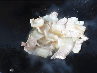 7、辣白菜生爆回锅肉,将肉爆香。