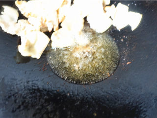 8、辣白菜生爆回锅肉,爆炒至肉片大量出油，用锅铲将爆好的肉片推到一边。