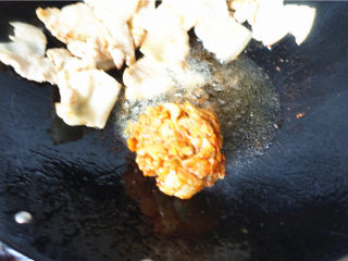 9、辣白菜生爆回锅肉,将辣白菜放入锅里。