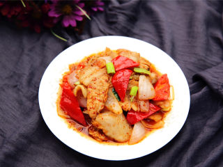 12、辣白菜生爆回锅肉,放入小葱，起锅装盘。