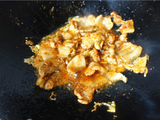 10、辣白菜生爆回锅肉,翻炒均匀。