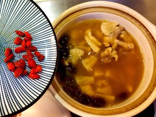 10、猴头菇煲鸡汤,起锅前下枸杞。
