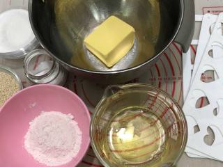 1、香脆芝麻饼,准备好所有材料和工具