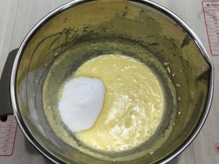 6、香脆芝麻饼,加入细砂糖,继续打发