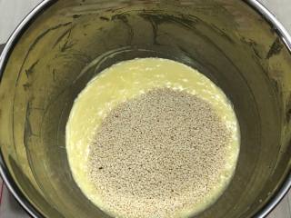 7、香脆芝麻饼,加入芝麻