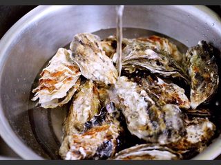 2、辣根海蛎子#人民的美食#,用自来水冲洗