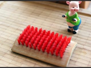 3、辣根海蛎子#人民的美食#,准备刷子一把