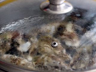 6、辣根海蛎子#人民的美食#,大火烧开后继续大火蒸大约2、3分钟左右、看海蛎子微微张开小口即可、否则就会煮老了、口感不好