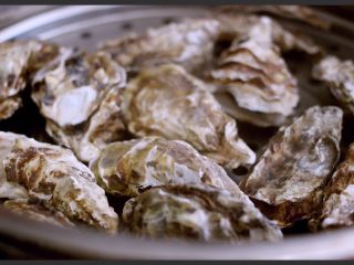 7、辣根海蛎子#人民的美食#,蒸好的海蛎子冒着热气出锅啦……