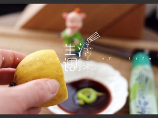 9、辣根海蛎子#人民的美食#,把辣根和柠檬汁放入味极鲜碗里拌匀即可……