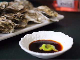 13、辣根海蛎子#人民的美食#,蘸上拌好的辣根就可以开吃了、我是为了让大家看清材料、所以没有把辣根搅匀哟……