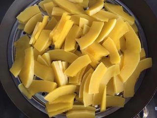 1、富贵花开枣花馍,先将南瓜去皮去瓤，洗干净切成薄片，上锅隔水蒸熟。