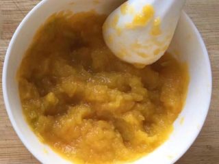 2、富贵花开枣花馍,将蒸熟的南瓜控水后，用勺子压成泥。