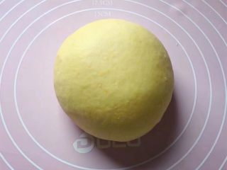 4、富贵花开枣花馍,再用手和成软硬适中的面团，盖保鲜膜放温暖处发酵至2倍大。