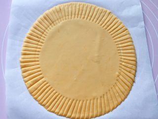 7、富贵花开枣花馍,先将大份面团用擀面杖擀成厚薄均匀的大圆饼状，然后用刀在圆饼的周围切出长宽一致的条，条最好是三的倍数。