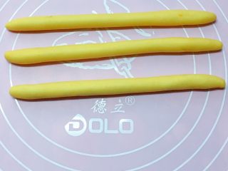 12、富贵花开枣花馍,再取小份面团均匀分成四等份，分别搓成约20cm的长条。