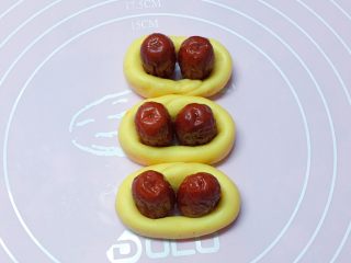 13、富贵花开枣花馍,如图：分别将长条首尾连接排在一起，（接口部分朝内）中间放上两颗红枣。