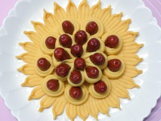 16、富贵花开枣花馍,再在花瓣中心位置放上两颗红枣，一个漂亮的枣花馍就呈现在你面前啦。