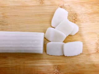 2、食过返寻味～黑芝麻枸杞红糖炒年糕,年糕切成薄片