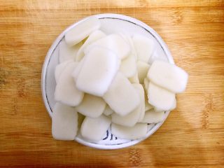 3、食过返寻味～黑芝麻枸杞红糖炒年糕,全部切好