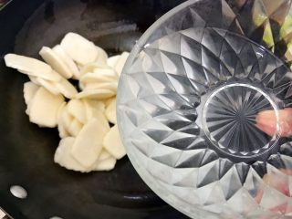8、食过返寻味～黑芝麻枸杞红糖炒年糕,倒入饮用水