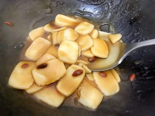 13、食过返寻味～黑芝麻枸杞红糖炒年糕,翻炒至图中的状态，汤汁差不多收紧