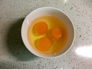 3、黄金黑米卷,三个鸡蛋打散。