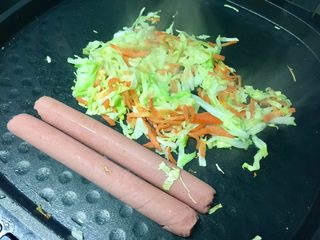 11、黄金黑米卷,两种蔬菜炒在一起，加适量盐调味，然后关火，把火腿肠用余温煎一下。