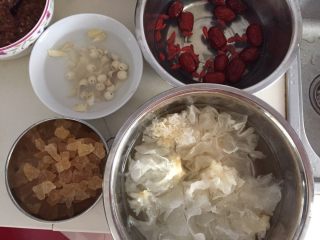 1、银耳百合红枣莲子羹,银耳温水泡发，莲子和百合热水泡一小时，枣和枸杞洗净