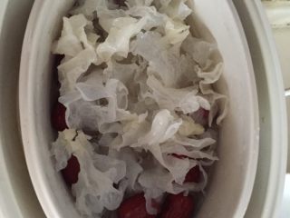 2、银耳百合红枣莲子羹,然后把除枸杞之外的原料放进隔水炖锅中，加适量开水。