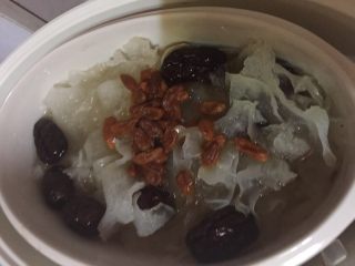 3、银耳百合红枣莲子羹,然后设定甜汤时间，我的锅是2.5小时，等到最后剩下5分钟，打开盖子把枸杞放在里面