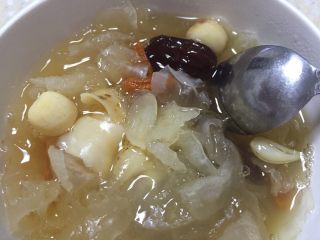 4、银耳百合红枣莲子羹,时间到了就是这种状态，好吃的不要不要的