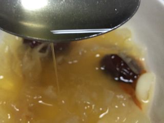 5、银耳百合红枣莲子羹,来一碗美容养颜，春季多喝止咳化痰