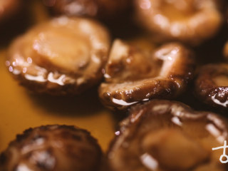 1、【醉香蕈】一颗喝醉的香菇,拯救换季不安的食欲,干香菇洗净后泡发;