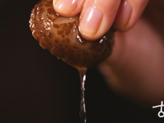 2、【醉香蕈】一颗喝醉的香菇,拯救换季不安的食欲,挤干水分;