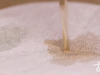 3、【醉香蕈】一颗喝醉的香菇,拯救换季不安的食欲,香菇水滤去残渣备用;