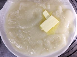 5、咸蛋黄肉松麻薯面包,蒸好的麻薯趁热加入黄油，揉均匀，超级无敌的烫，要有心理准备哈。