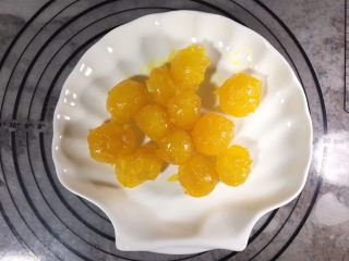 6、咸蛋黄肉松麻薯面包,咸蛋黄用微波炉加热至熟，不要一次性把时间设满，防止爆开，我是一次30秒加热，四次，总共2分钟。