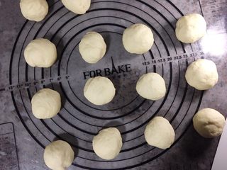 11、咸蛋黄肉松麻薯面包,分割成小份，揉圆，松弛。我做的份量有点多哈，而且个头不大，一个面包我只用30g的面团。好费时间的哈。