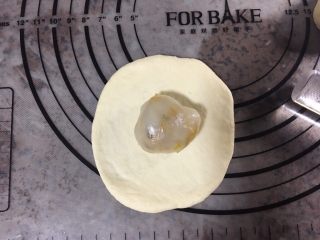 12、咸蛋黄肉松麻薯面包,将松弛好的小面团擀圆，包入馅料，收口捏紧朝下，依次做好全部。