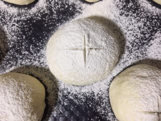 14、咸蛋黄肉松麻薯面包,待发至1倍大左右，筛上一层面粉，并用小刀割出细纹，继续发10分钟左右。