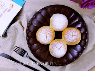 15、咸蛋黄肉松麻薯面包,烤箱上下火195度预热，烤18分钟。