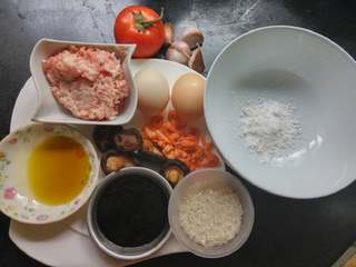 1、简单家庭版的肠粉,需要的食物，喜欢什么食物自己放，我家里只有这些