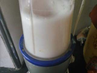 2、简单家庭版的肠粉,将大米和玉米淀粉加入果汁机，加水打成浆