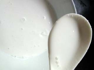 3、简单家庭版的肠粉,米浆提起能成一条线，如果太稀就多加点玉米淀粉