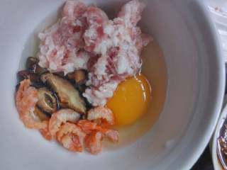 4、简单家庭版的肠粉,打米浆的同时，将鸡蛋肉末香菇虾米放到碗里