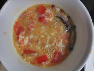 5、简单家庭版的肠粉,加入番茄搅拌好