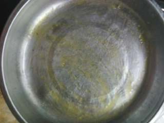 6、简单家庭版的肠粉,准备蒸肠粉了，拿个干净无水的盘子，抹上一层油