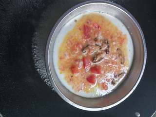 7、简单家庭版的肠粉,加入一勺米浆抹匀和搅拌好鸡蛋肉，水烧开后放上盘子，上锅蒸