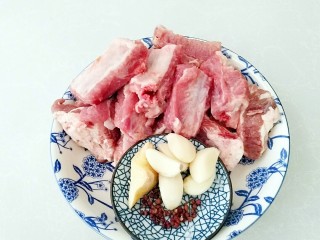 1、家庭版:高升排骨,准备食材:肋排,大蒜,姜,花椒粒。